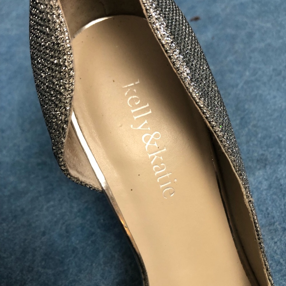 Tahari 8 1/2 medium silver heels. Barely worn - Picture 5 of 10